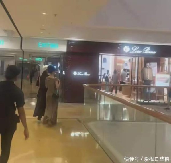 明利配资端 方媛挺孕肚踩着高跟鞋逛街，和好友聊天有说有笑，步履轻盈很松弛